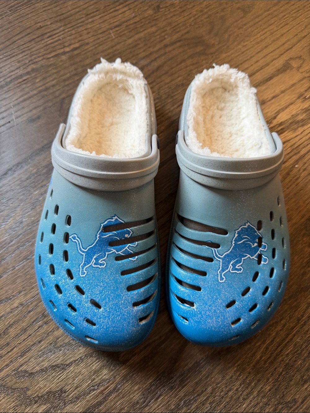 Detroit Lions Fleece-Lined Blue Gradient Slip-On Clogs